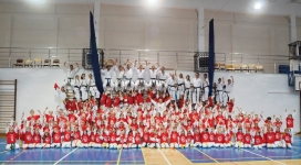 <p>Na początku wakacji zorganizowaliśmy jubileuszową 15. Letnią Akademię Karate Tradycyjnego. Przez 6 dni (26 czerwca – 1 lipca) 160 karateków przebywało w niepołomickiej podstawówce, gdzie trenowali, bawili się, szlifowali formę, technikę, ale i charakter.																																																																				</p>
